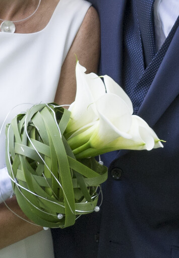 Brautstrauß und Blumenschmuck eines Bräutigams bei einer Hochzeit