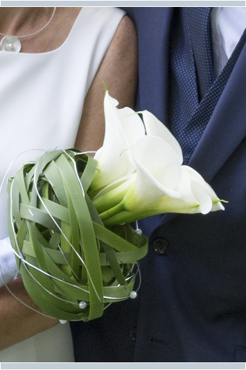 Brautstrauß und Blumenschmuck eines Bräutigams bei einer Hochzeit